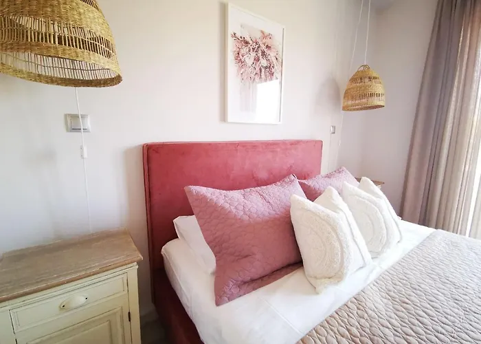 Stylish Close To Marina Apartment